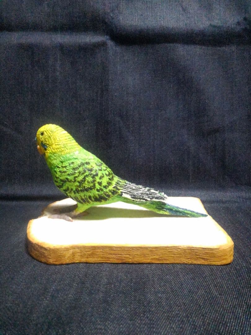 実物大 木彫りのセキセイインコと食パン