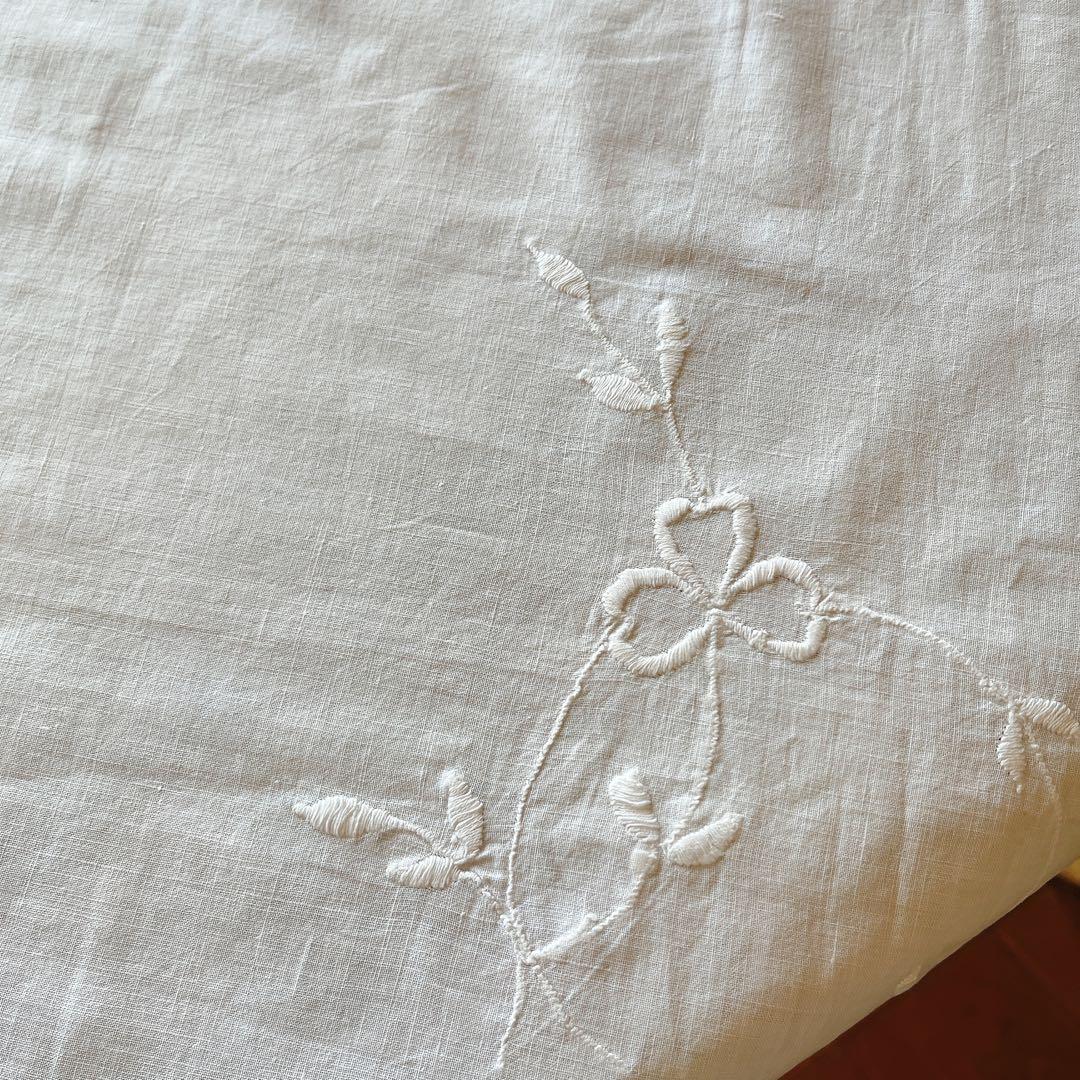 イギリス　美しい刺繍とレースのテーブルクロス