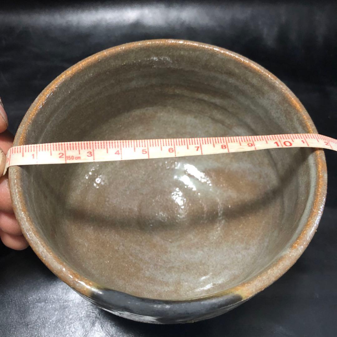 可憐な古美術◾️蔵から高台の高い謎の字が書かれた抹茶茶碗が出てきました。茶道具