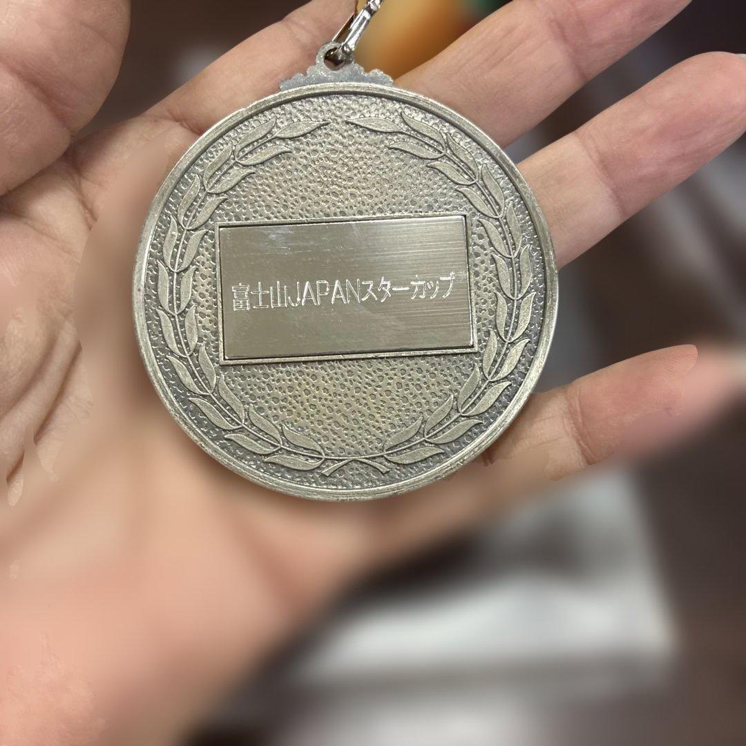 女性の横顔メダルとリボン付き