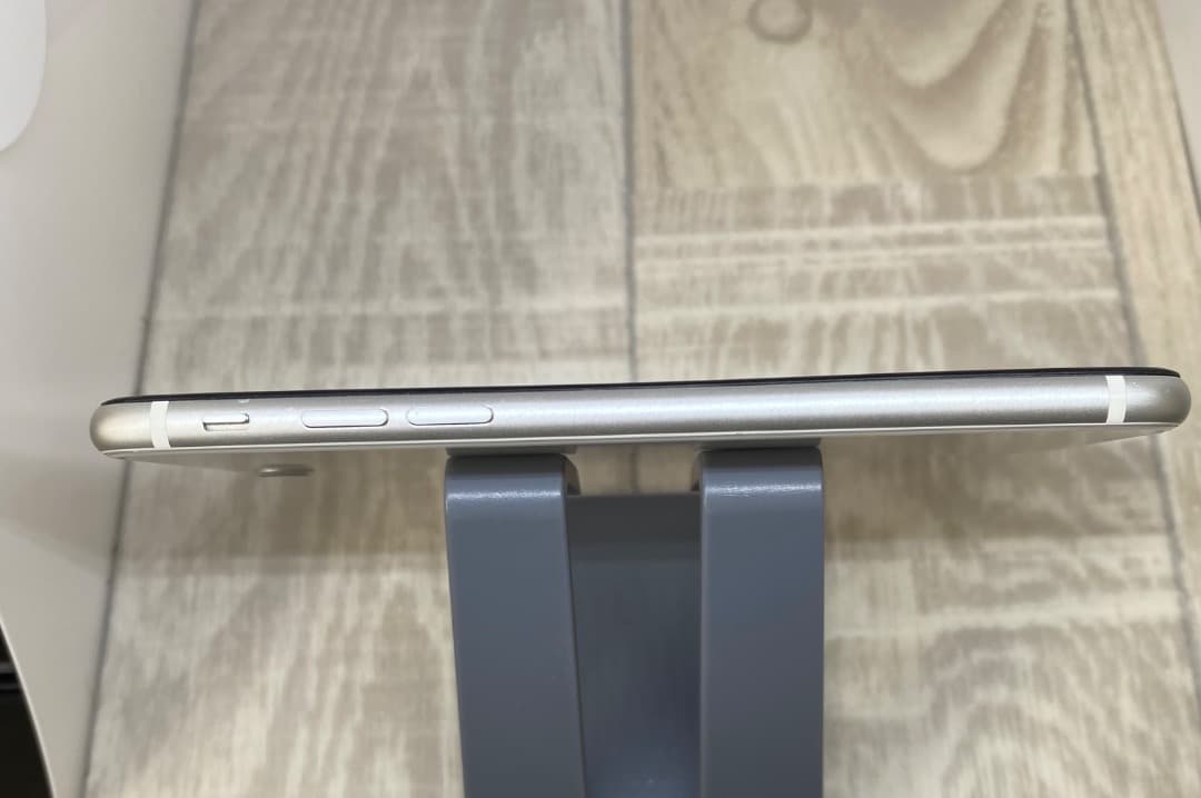 iPhoneSE第2世代 ホワイト 128GB 新品バッテリー