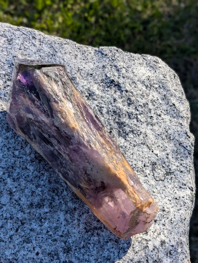 850g アメジスト【邪気払い神器】アテナ紫骨　骨幹水晶　原石MR12