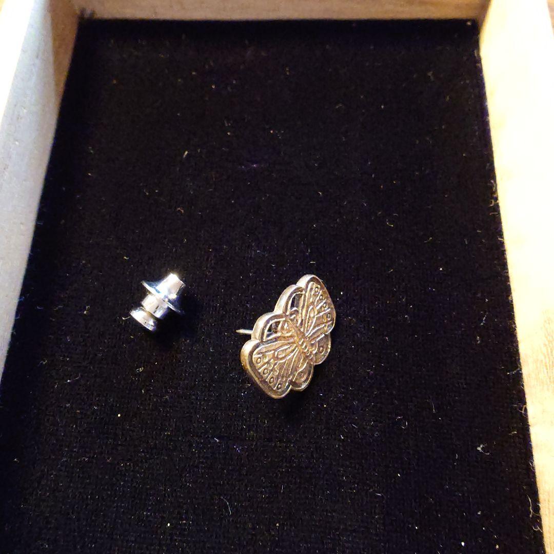彫金　花蝶紋透彫　金彩帯留め　鴨政雄作