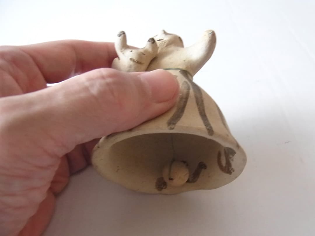 オアハカの土人形・『牛飼い』のハンドベル／ビンテージ 黒陶 フォークアート