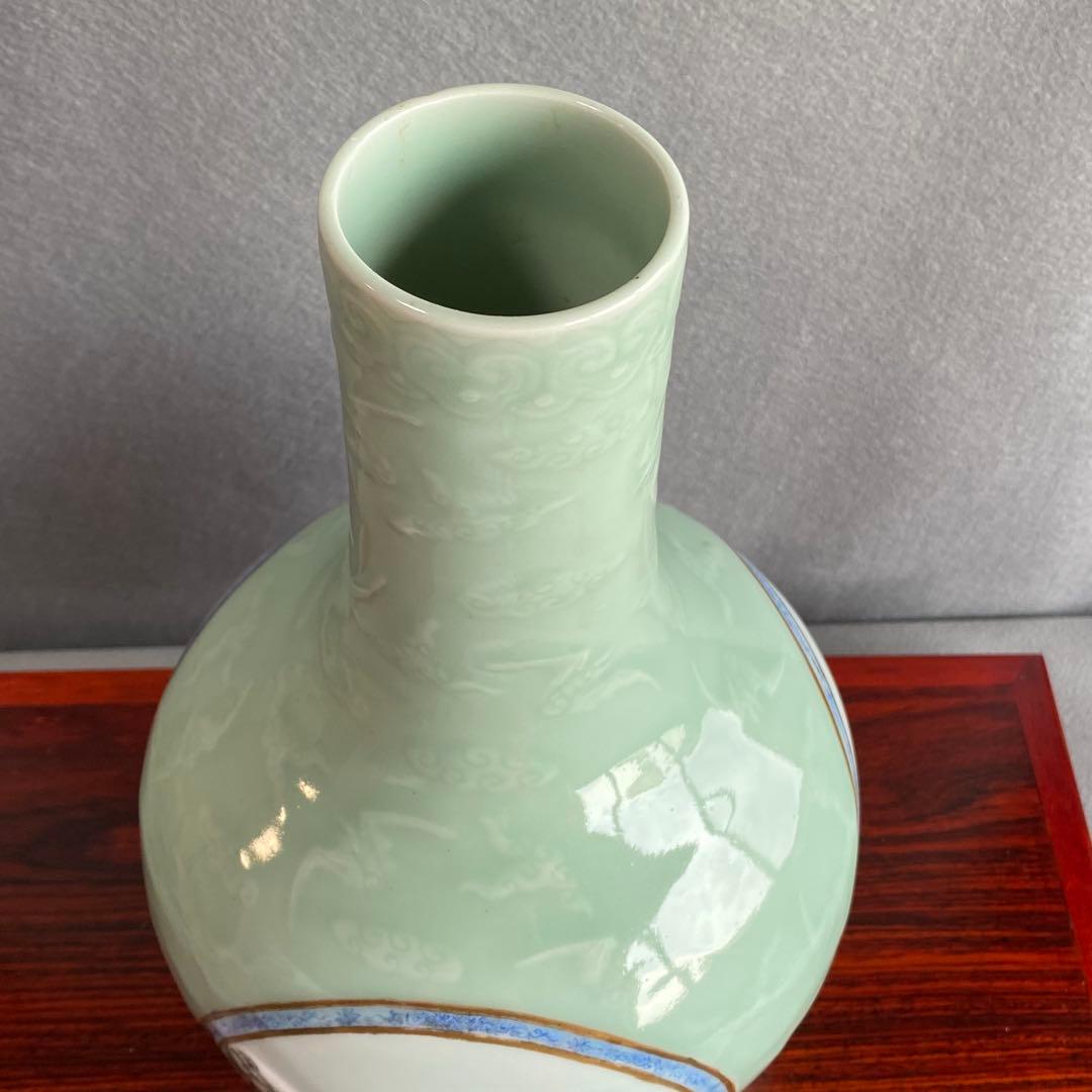 青磁三丸窓天球瓶　中国清代雍正年製　大瓶　花瓶　陶磁器　花入花生　山水人物画