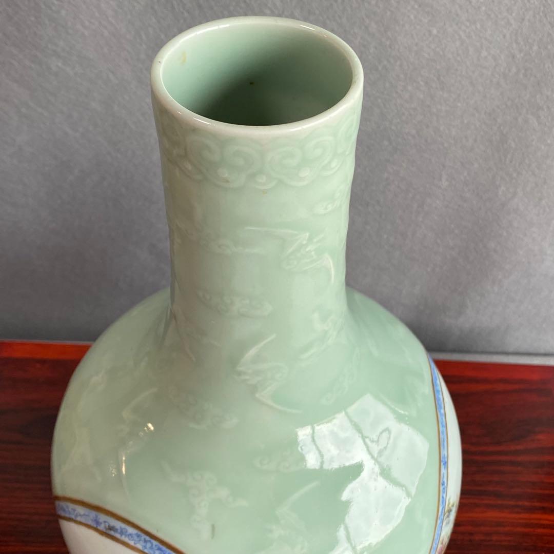 青磁三丸窓天球瓶　中国清代雍正年製　大瓶　花瓶　陶磁器　花入花生　山水人物画