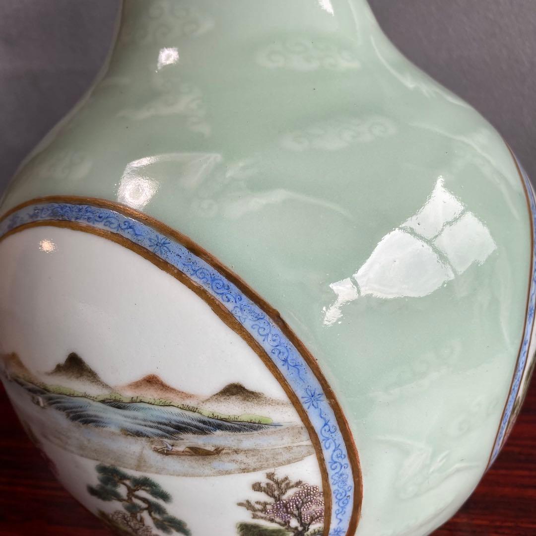 青磁三丸窓天球瓶　中国清代雍正年製　大瓶　花瓶　陶磁器　花入花生　山水人物画