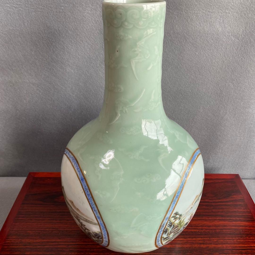 青磁三丸窓天球瓶　中国清代雍正年製　大瓶　花瓶　陶磁器　花入花生　山水人物画