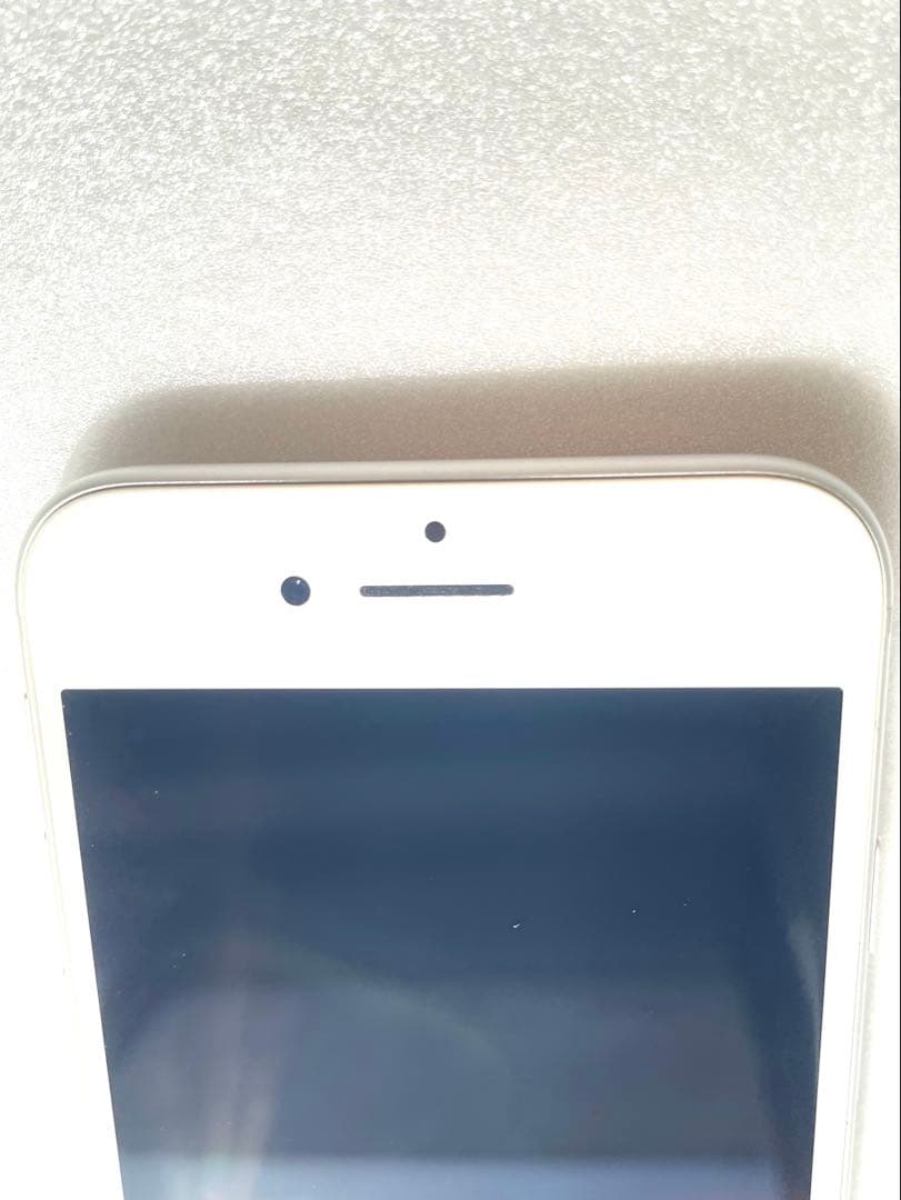 超美品　バッテリー100%　Apple iPhone 8 64GB　au