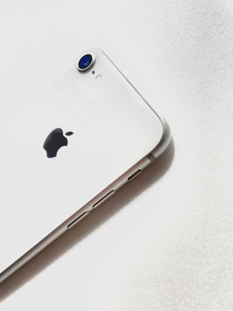 超美品　バッテリー100%　Apple iPhone 8 64GB　au