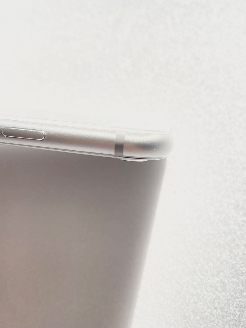 超美品　バッテリー100%　Apple iPhone 8 64GB　au