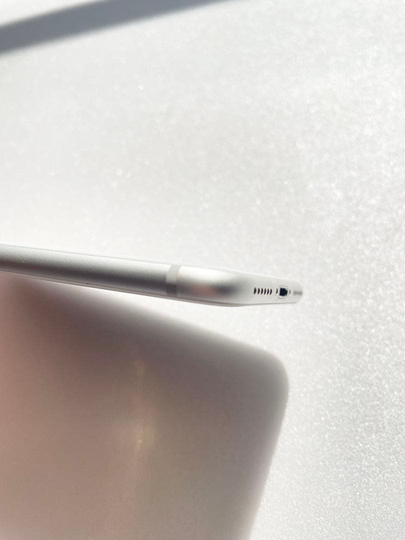 超美品　バッテリー100%　Apple iPhone 8 64GB　au