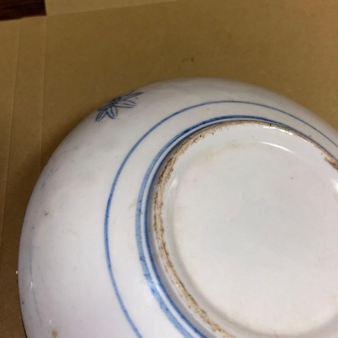 古いお皿です。有田焼だど思います。