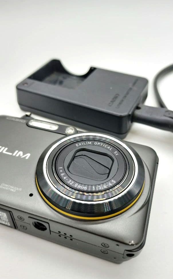 カシオ　CASIO EXILIM EX-FC100 エクスリム デジカメ