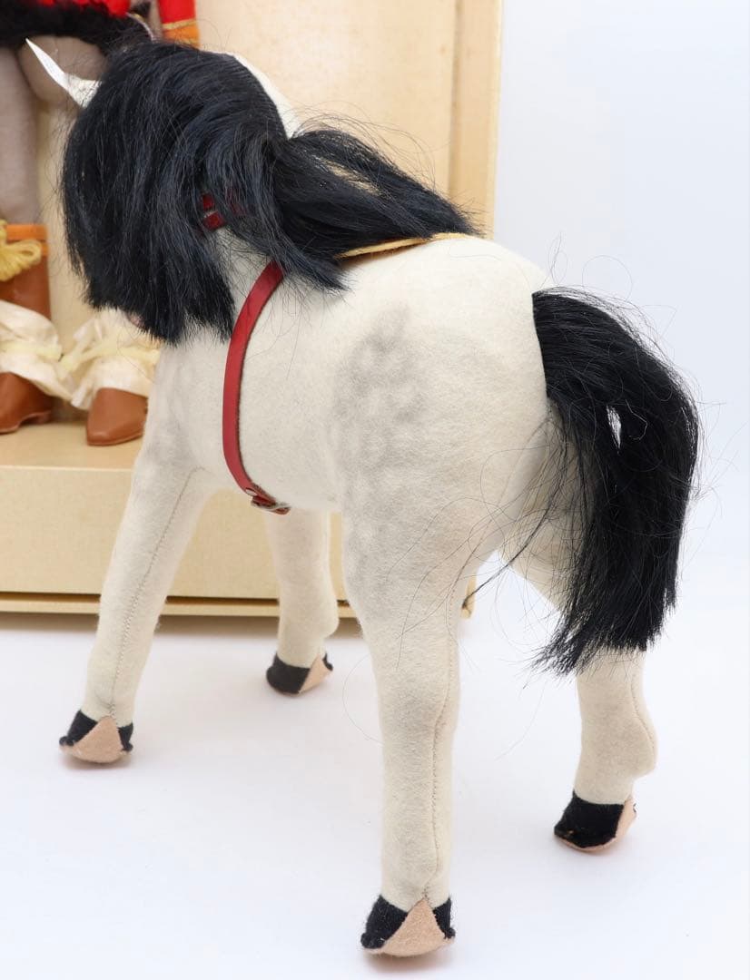 STEIFF HUNGARIAN WITH HORSE 赤い軍服の人形と美しい馬