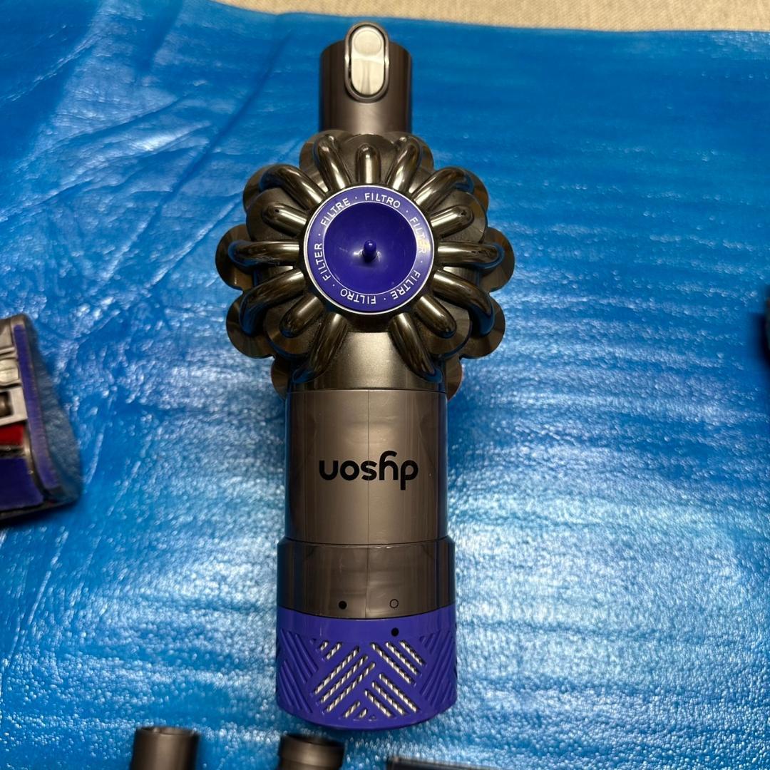 Dyson V6 fluffy 　本体　付属品　充電器　あり　バッテリー無し