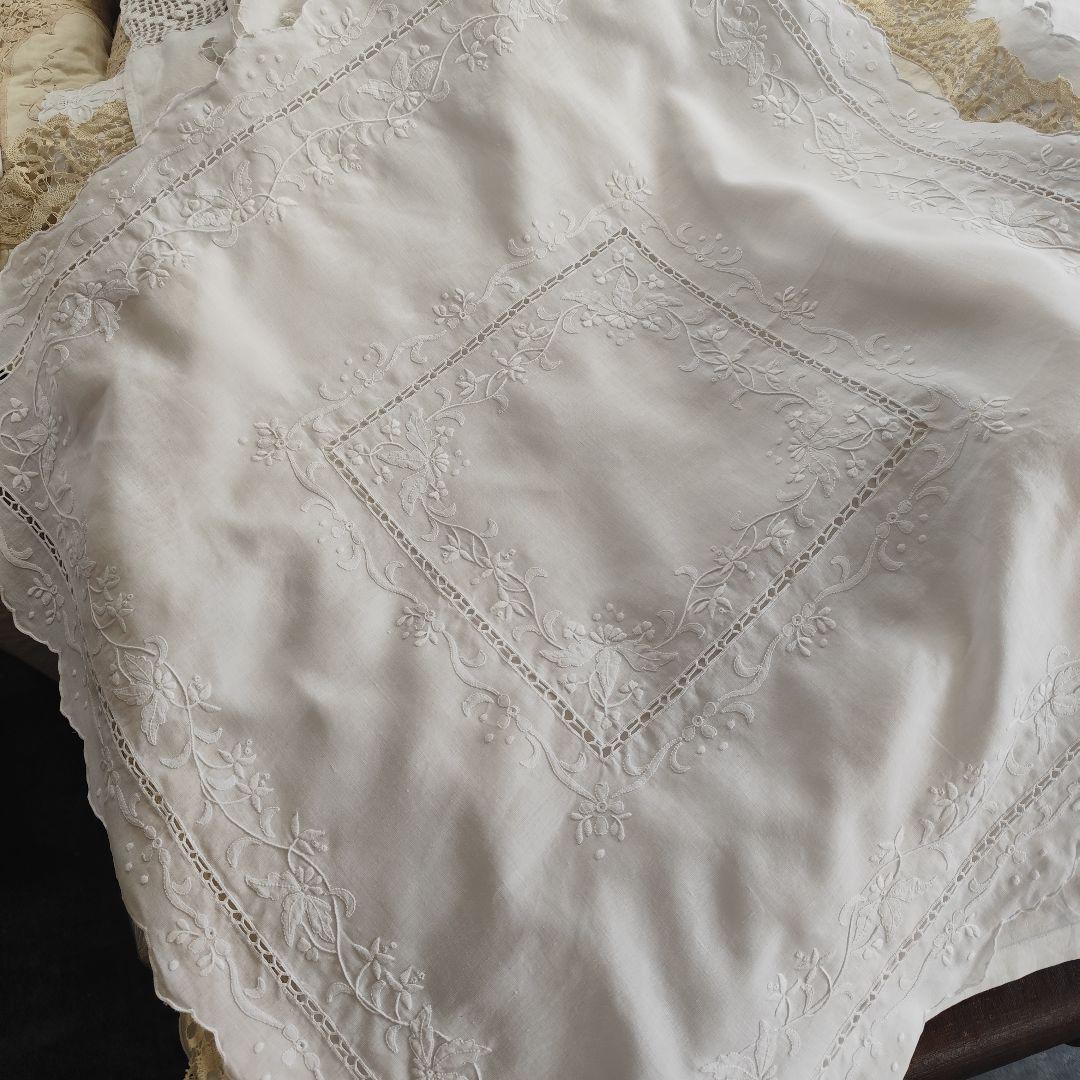 お手仕事　シャドーワーク白糸手刺繍　リネンクロス