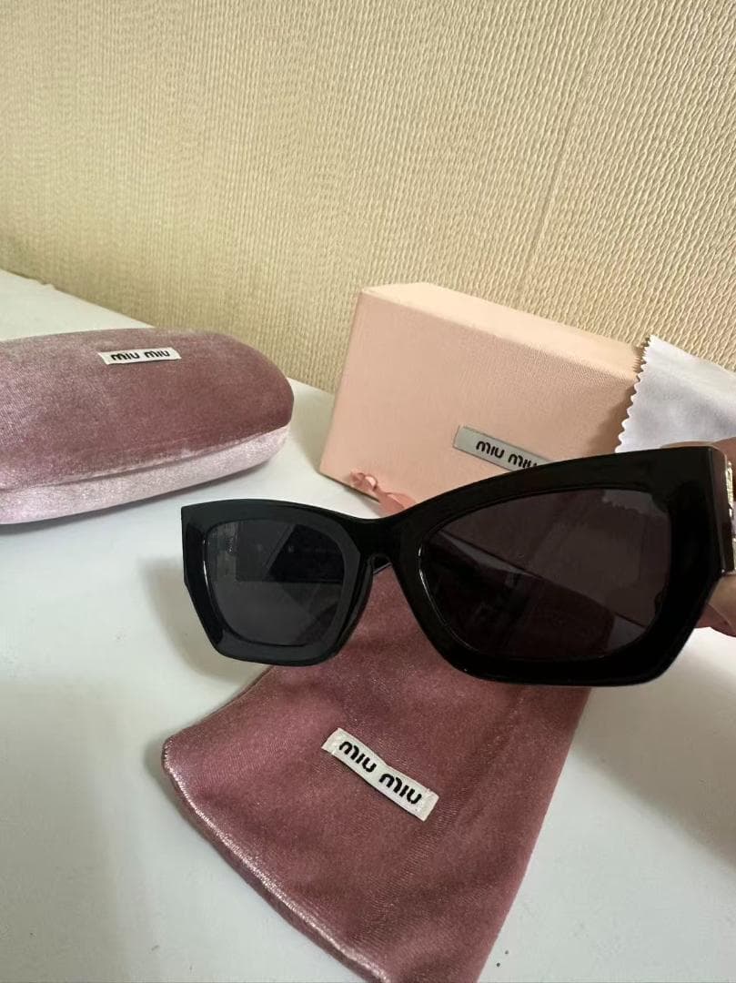miu miu ブラック スクエアフレーム サングラス