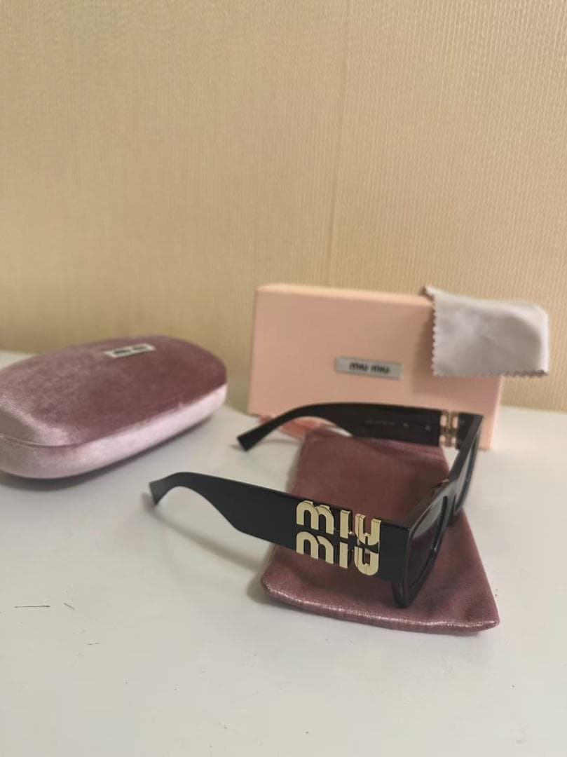 miu miu ブラック スクエアフレーム サングラス