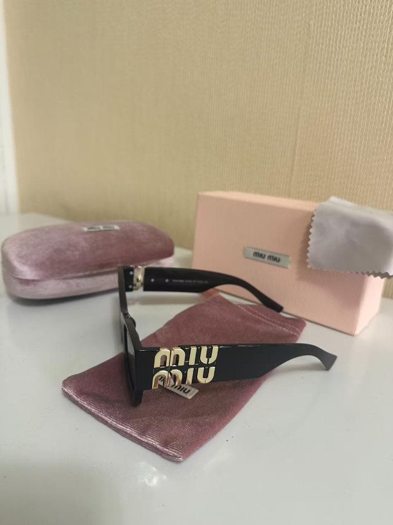 miu miu ブラック スクエアフレーム サングラス