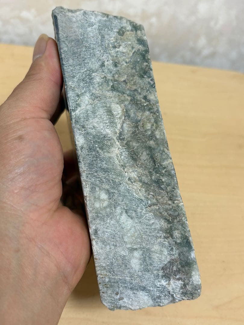 新潟県糸魚川市姫川産巨石天然糸魚川翡翠原石1233g 4面カット磨き無し 国石