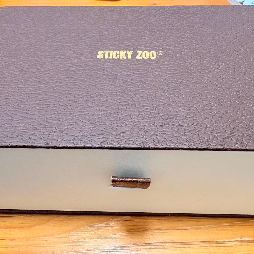 【STICKY ZOO 】子猫と魚の入れ物 iPhone 16