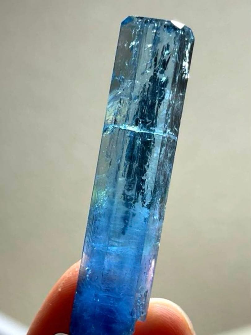ベトナム産アクアマリン 単結晶 50.10ct超希少 バイカラー レインボー内包