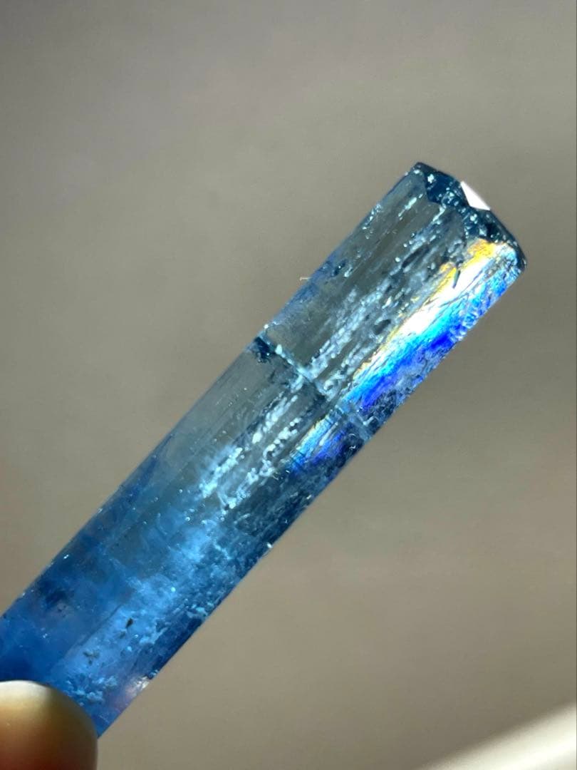 ベトナム産アクアマリン 単結晶 50.10ct超希少 バイカラー レインボー内包
