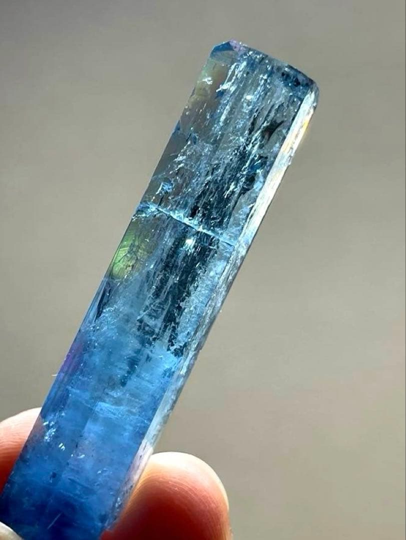 ベトナム産アクアマリン 単結晶 50.10ct超希少 バイカラー レインボー内包