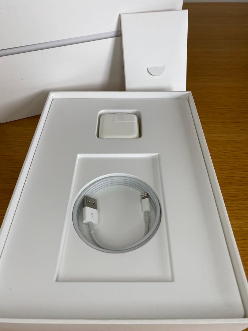 iPad第5世代　新品同様　iPad本体 電池100% 純正充電器付　Aランク