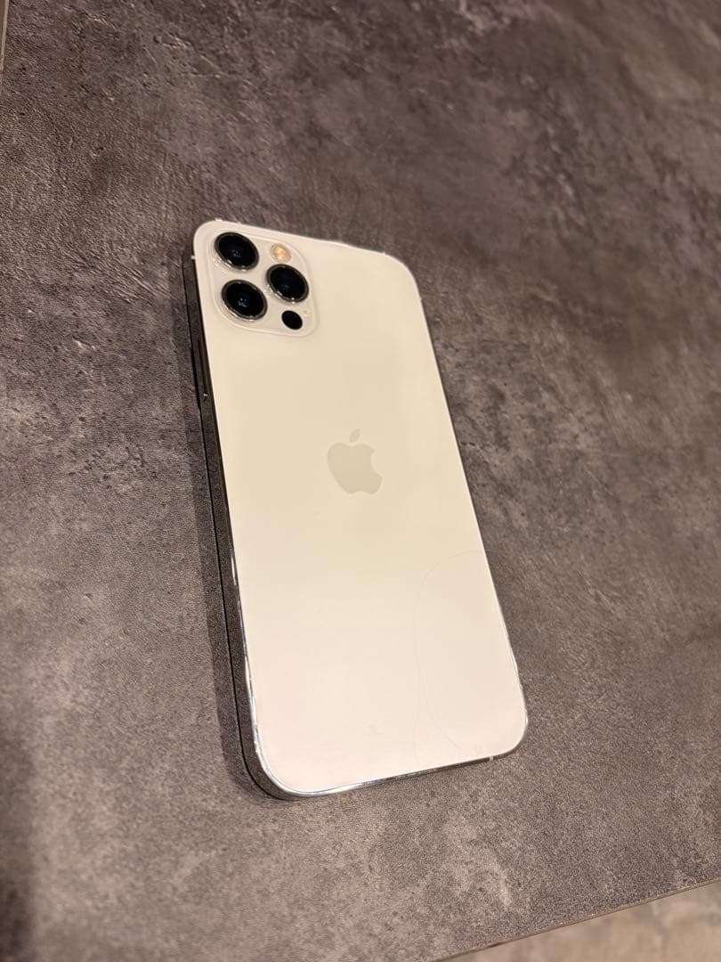 Apple iPhone 12PRO ホワイト ケース付き