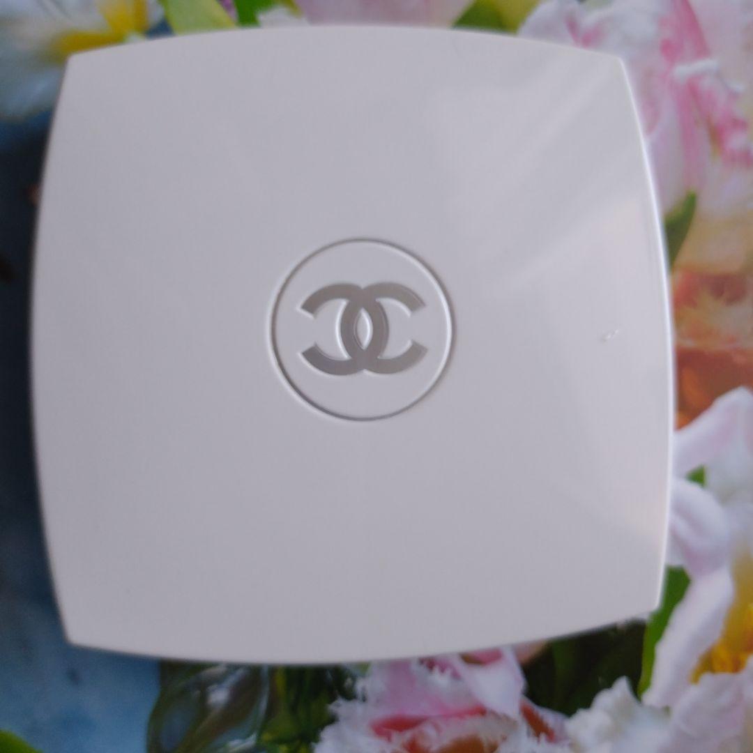 CHANEL LE BLANC コンパクトラディアンス 10 BEIGE