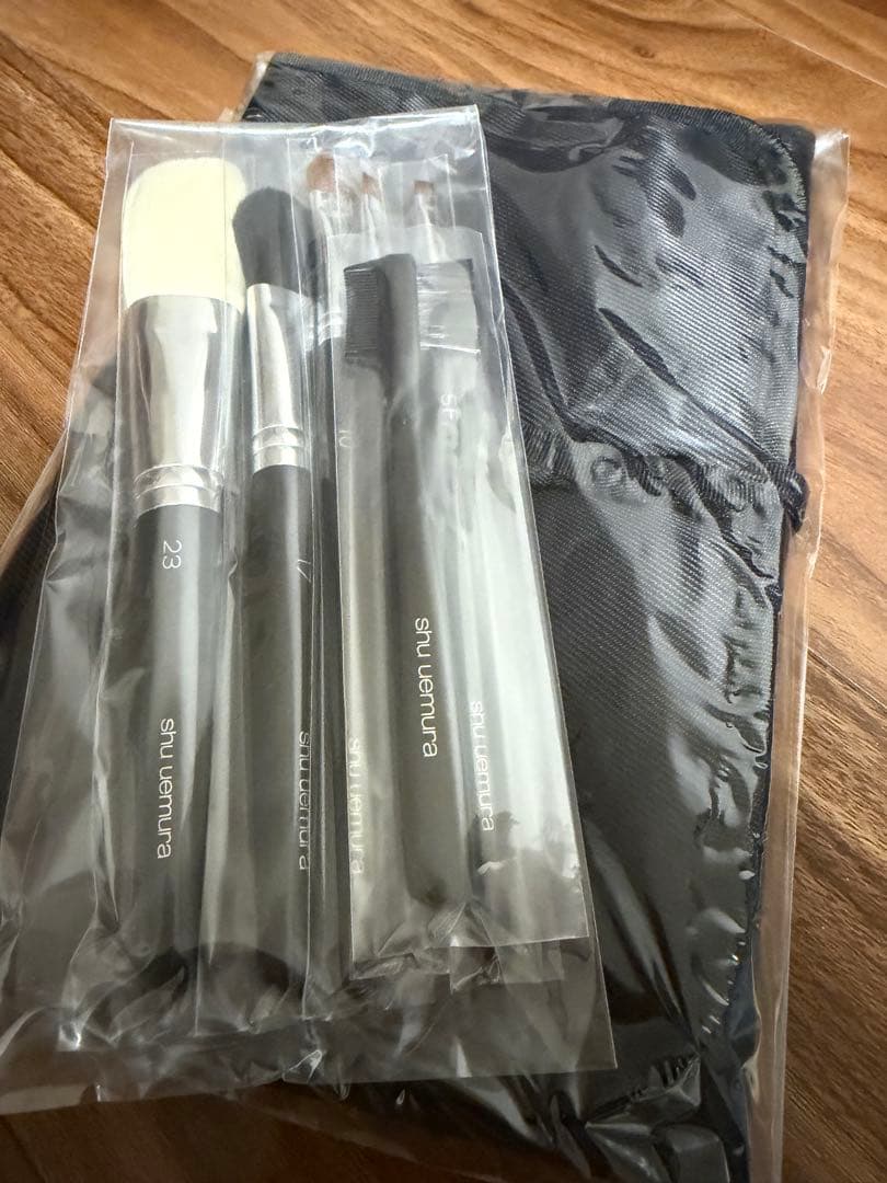 新品未使用‼️シュウウエムラ‼️ブラシセット　メイク道具　収納ポーチ付き