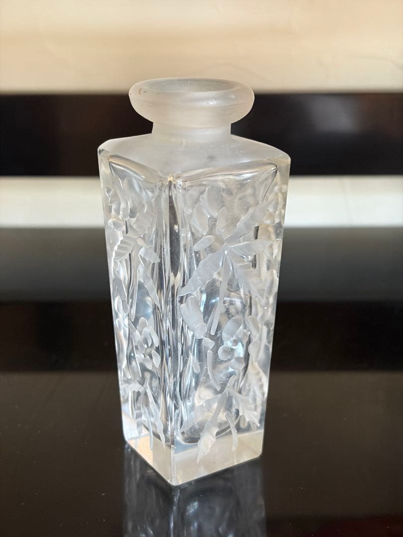 【名家蔵出し 生出し品】 アンティーククリスタルガラス 四角形ボトル 花模様