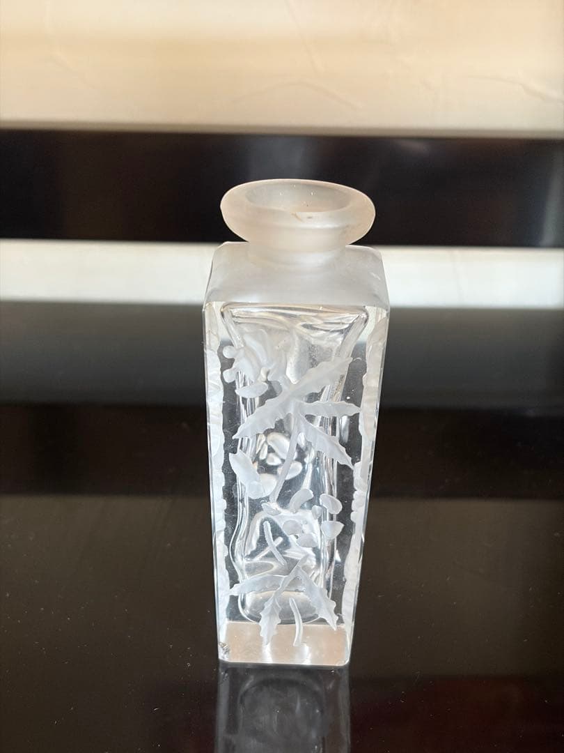 【名家蔵出し 生出し品】 アンティーククリスタルガラス 四角形ボトル 花模様