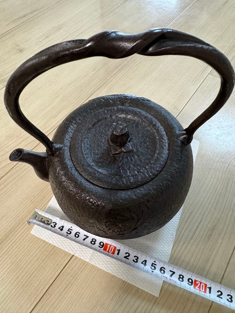 年代物（岩户印）ドラゴン彫刻の鉄瓶 直径約18cm