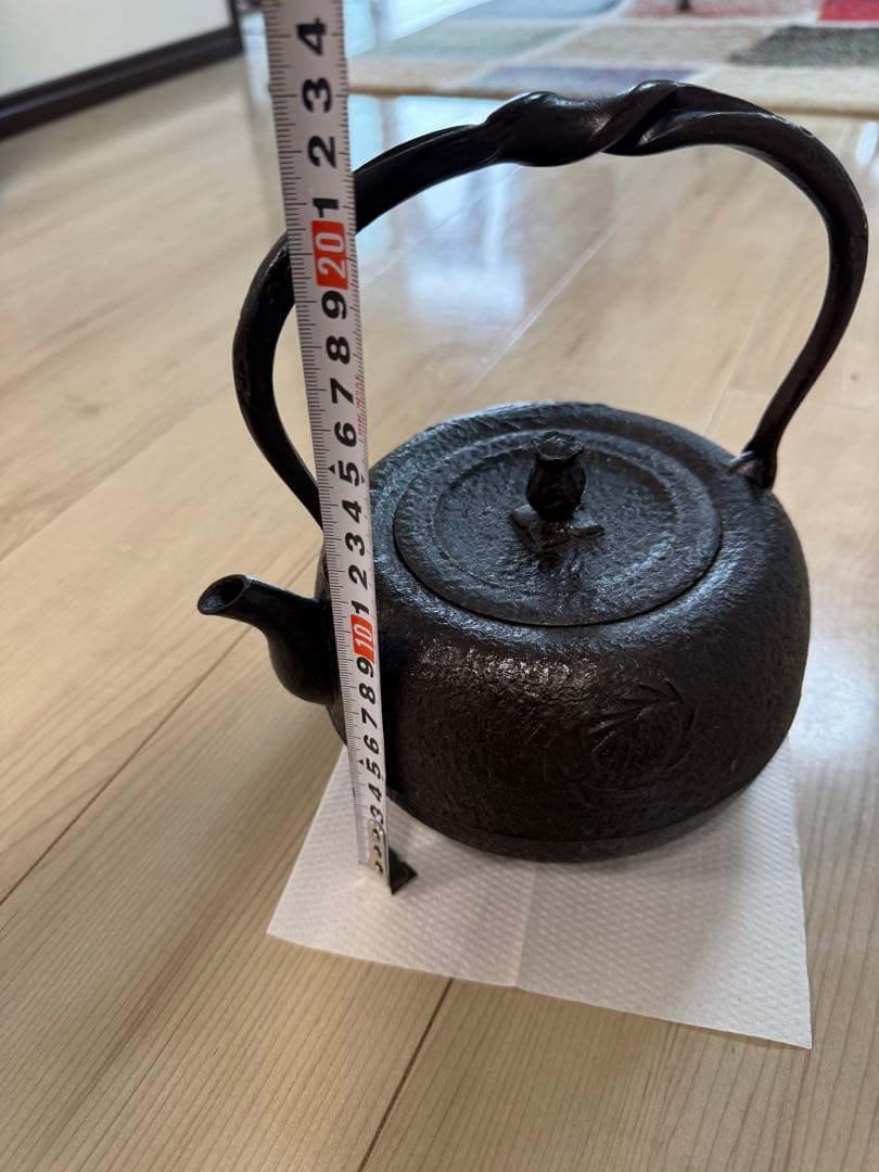 年代物（岩户印）ドラゴン彫刻の鉄瓶 直径約18cm