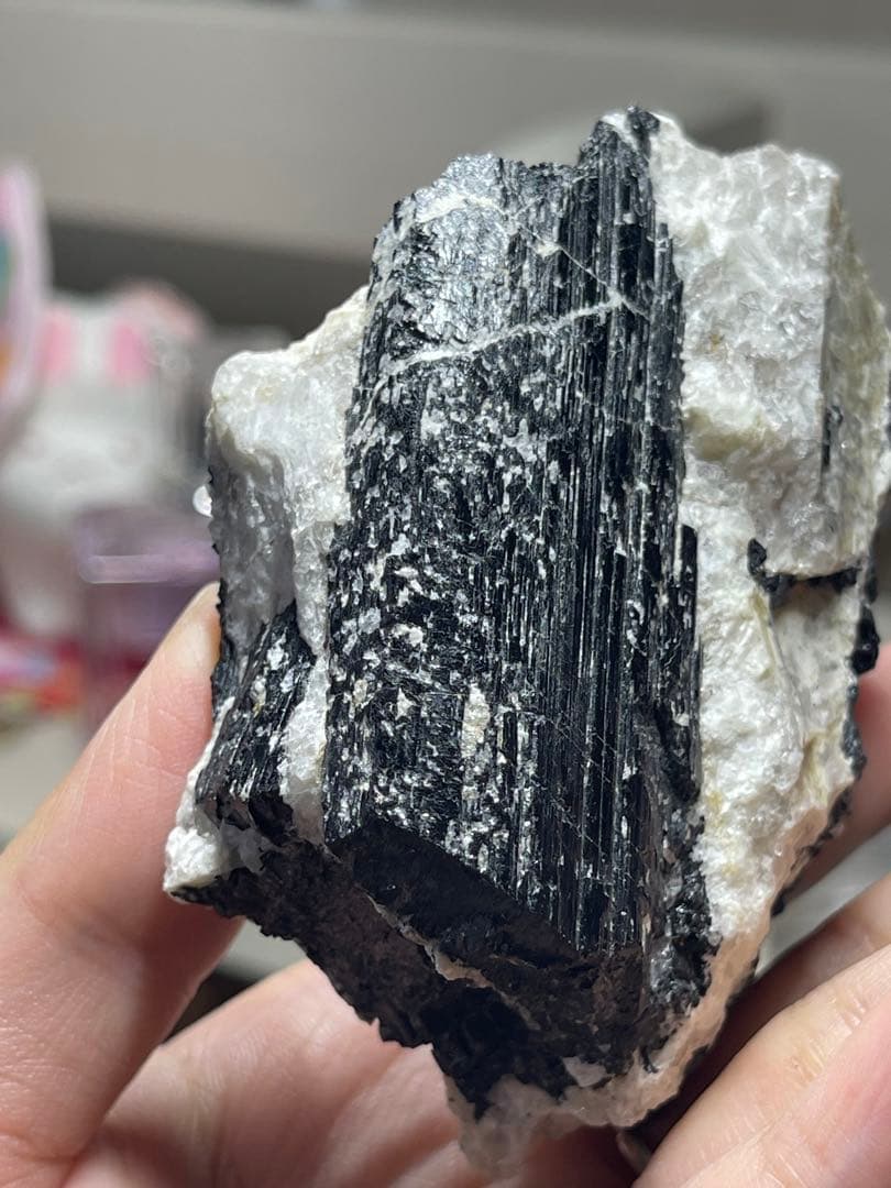 ベトナム産 ブラックトルマリン共生結晶標本 215g