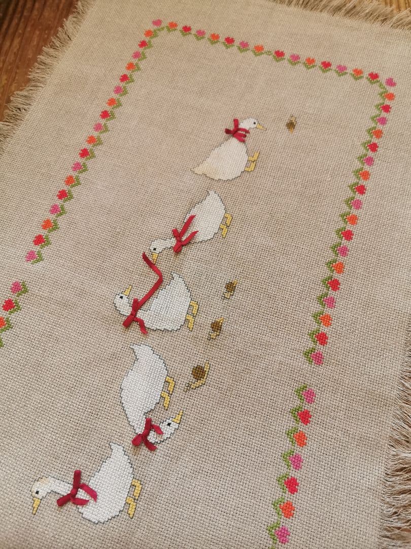 ヴィンテージフランス 赤リボンアヒルと蝸牛の行進 手刺繍クロスステッチ 麻クロス