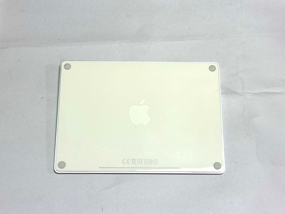Apple Magic Trackpad 2 本体とUSBケーブル