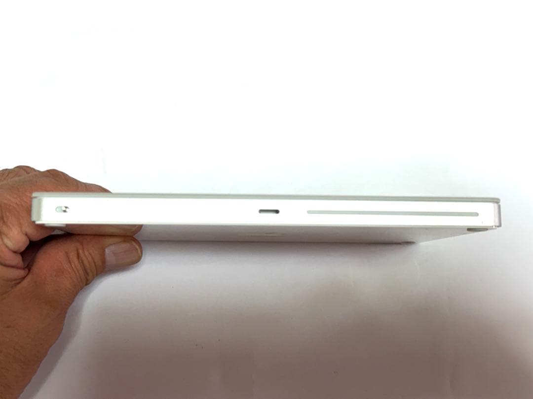 Apple Magic Trackpad 2 本体とUSBケーブル