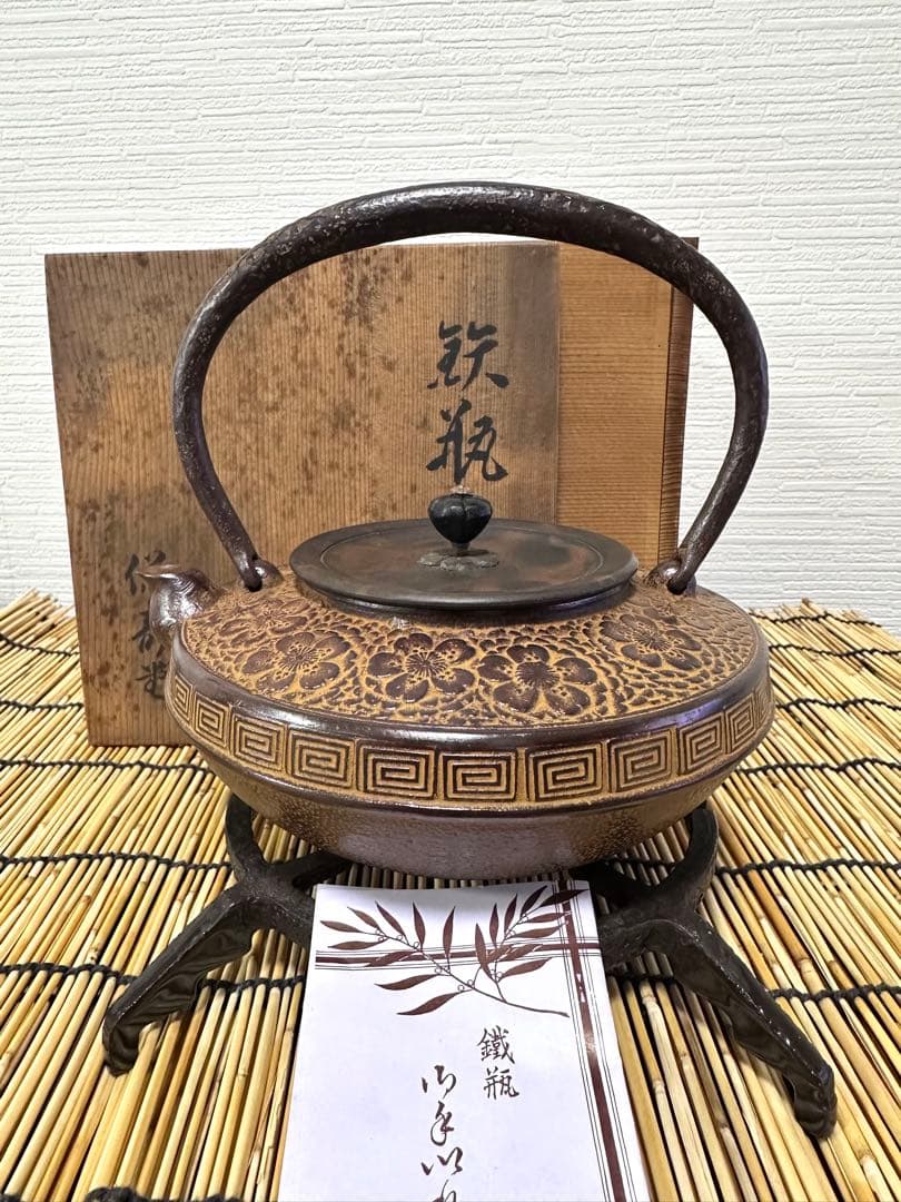 新品、未使用、木箱、栞付　菊池保寿堂造 丸平形　総桜文様　一級品　南部鉄瓶