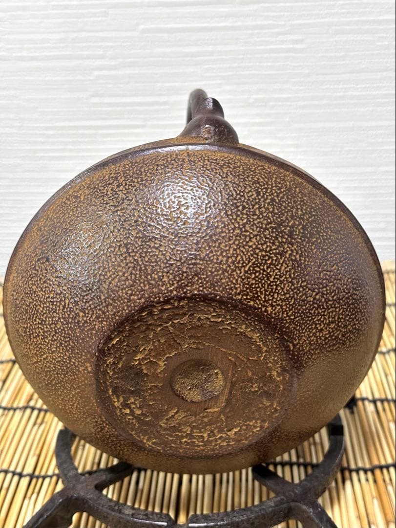 新品、未使用、木箱、栞付　菊池保寿堂造 丸平形　総桜文様　一級品　南部鉄瓶