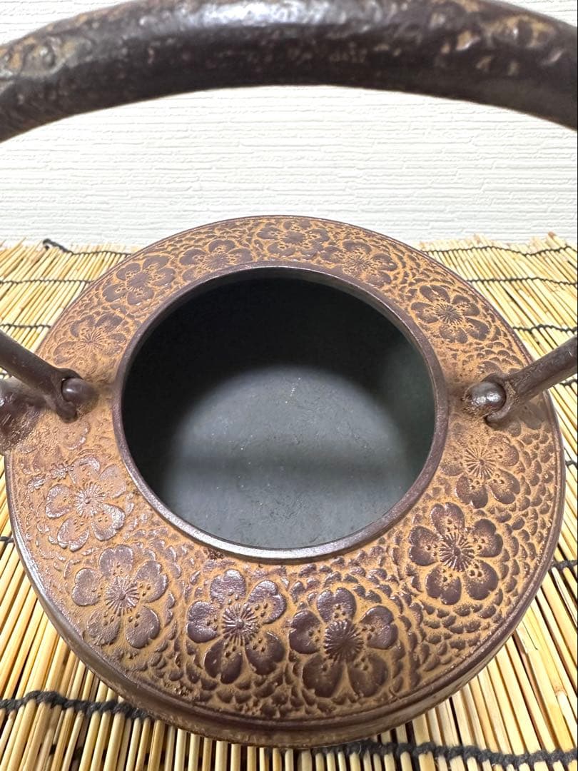 新品、未使用、木箱、栞付　菊池保寿堂造 丸平形　総桜文様　一級品　南部鉄瓶