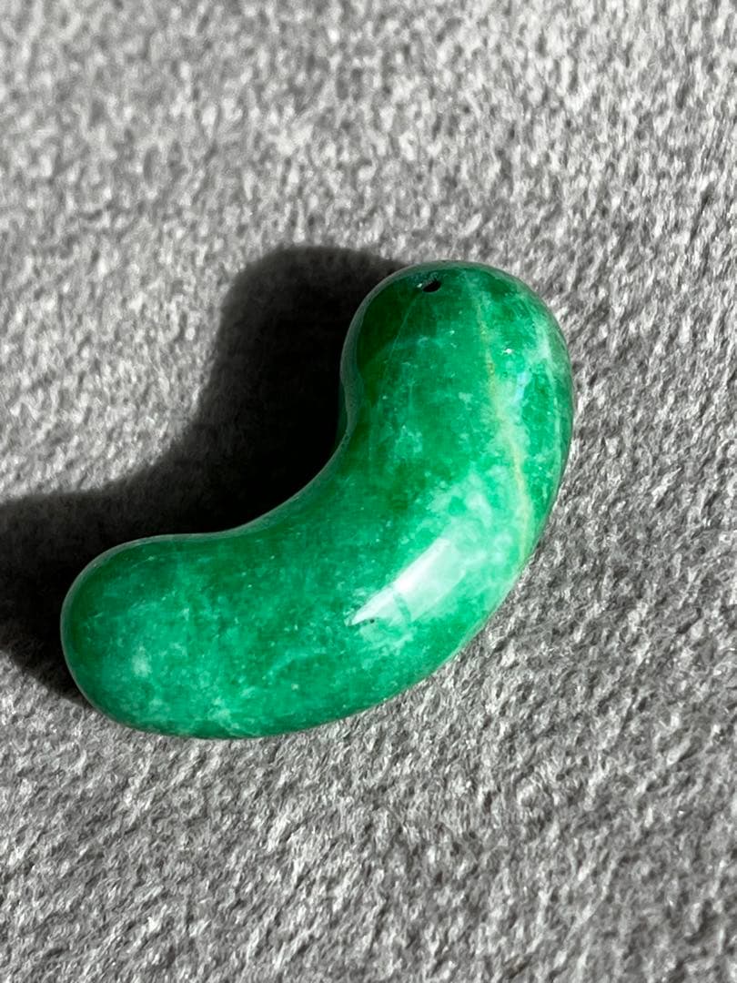 勾玉 翡翠 緑系 サイズ 約3cm