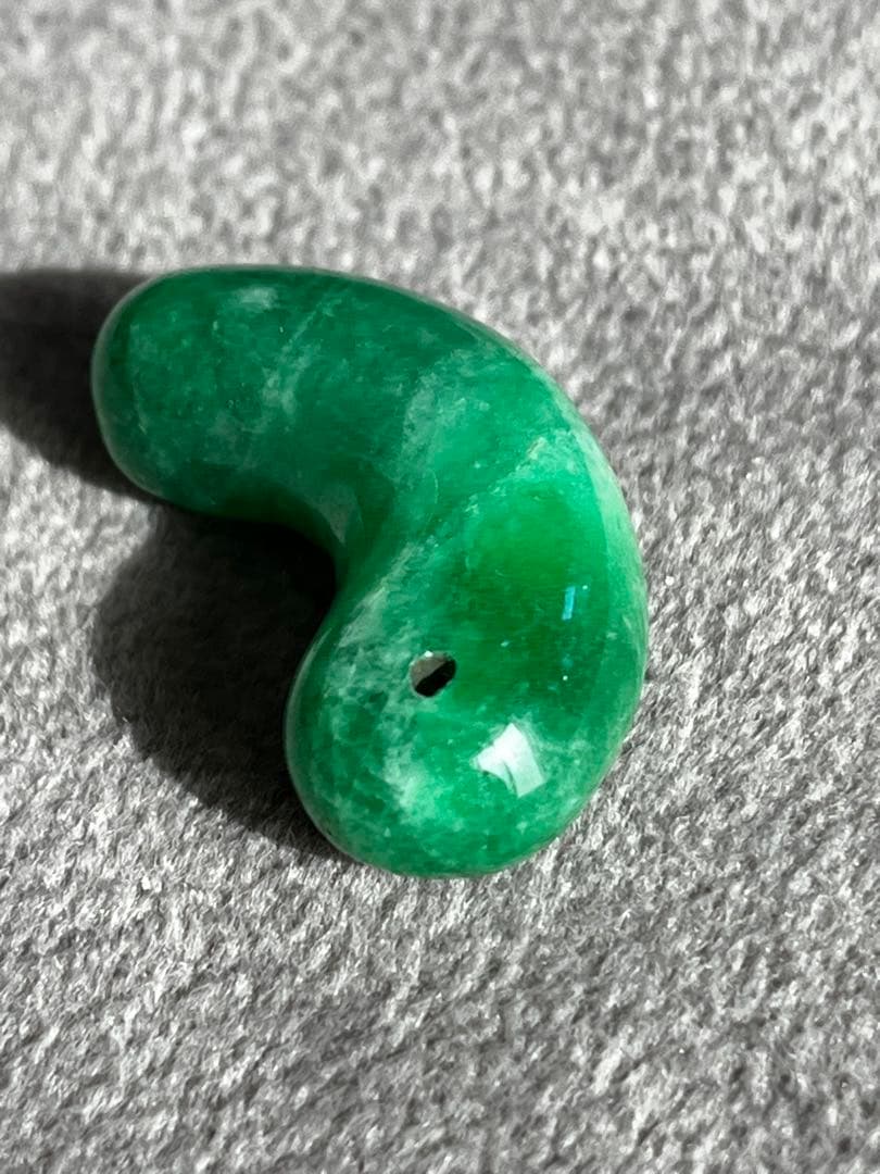 勾玉 翡翠 緑系 サイズ 約3cm