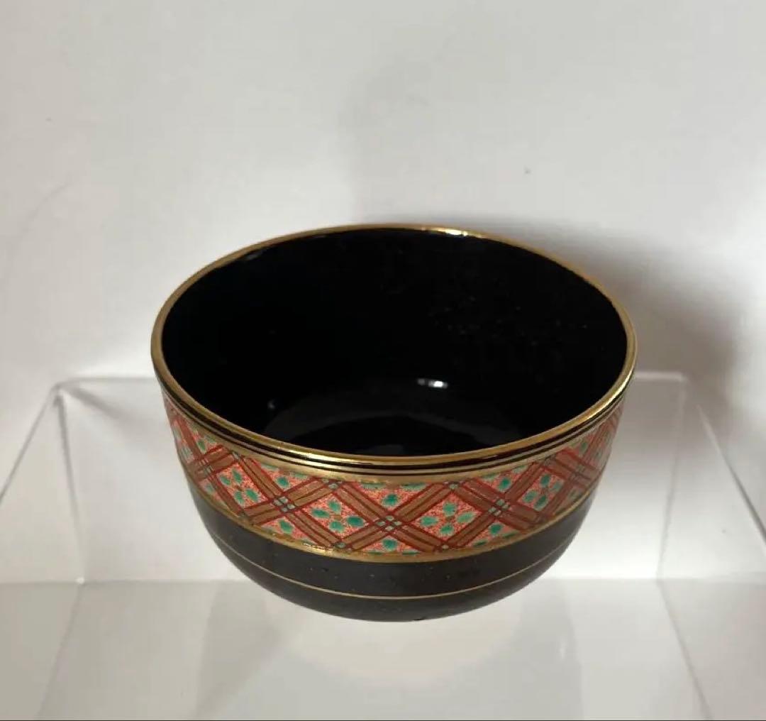 着彩菱紋の黒地赤菱紋抹茶碗　黒の地に可愛らしさがある赤菱紋がステキな逸品