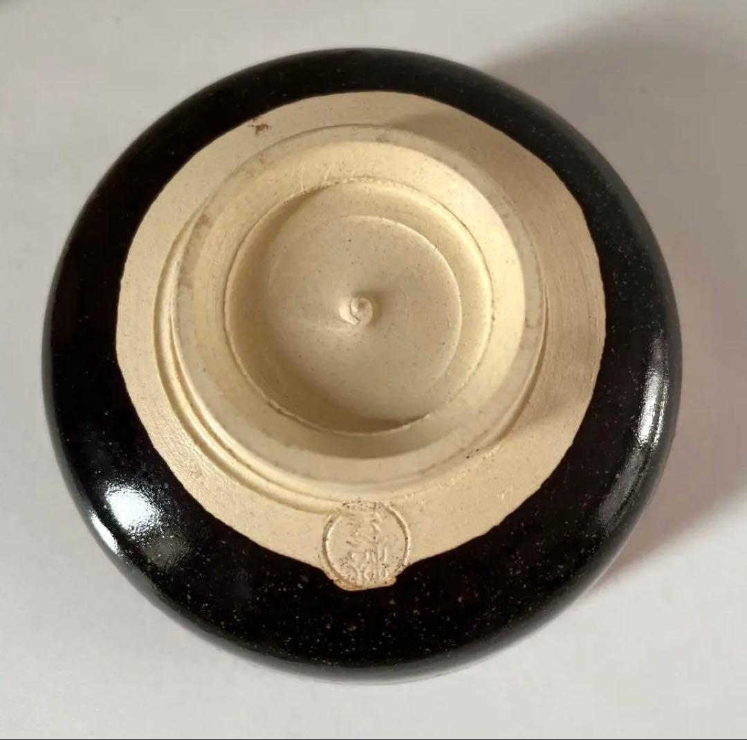 着彩菱紋の黒地赤菱紋抹茶碗　黒の地に可愛らしさがある赤菱紋がステキな逸品
