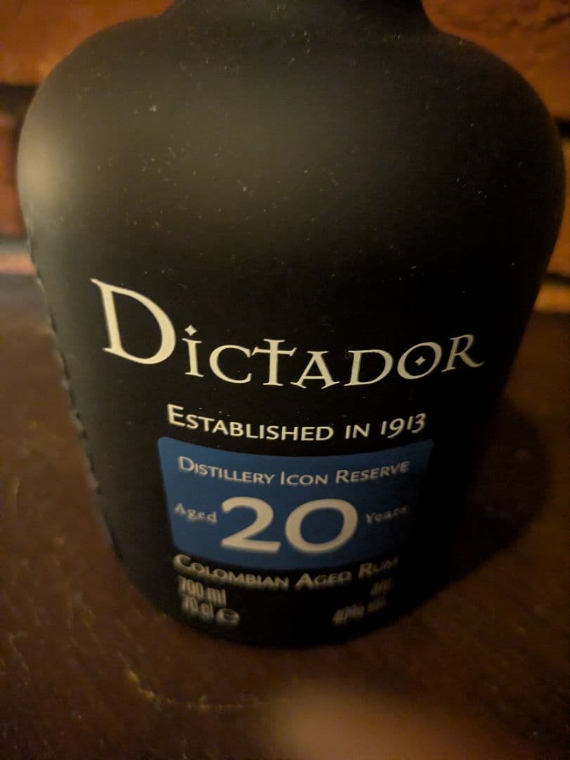終売　ディクタドール　Dictador 20年　コロンビアラム 700ml