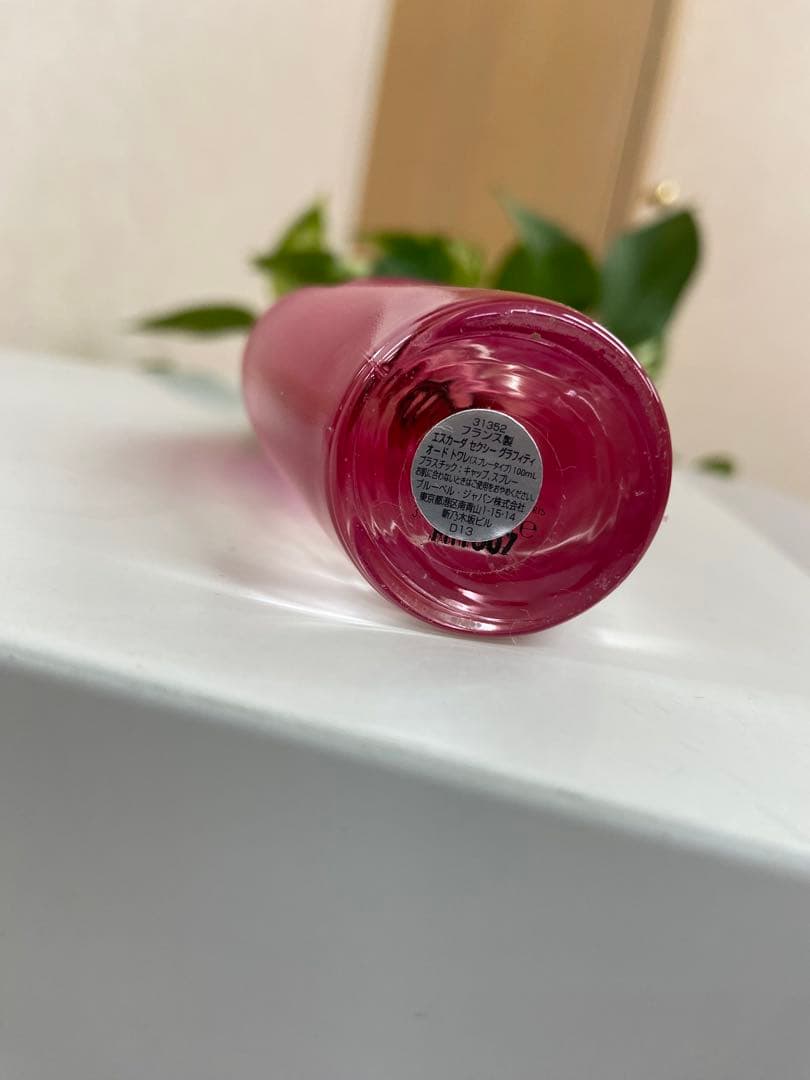 エスカーダ　セクシーグラフティ 100ml オードトワレ（ほぼ新品）